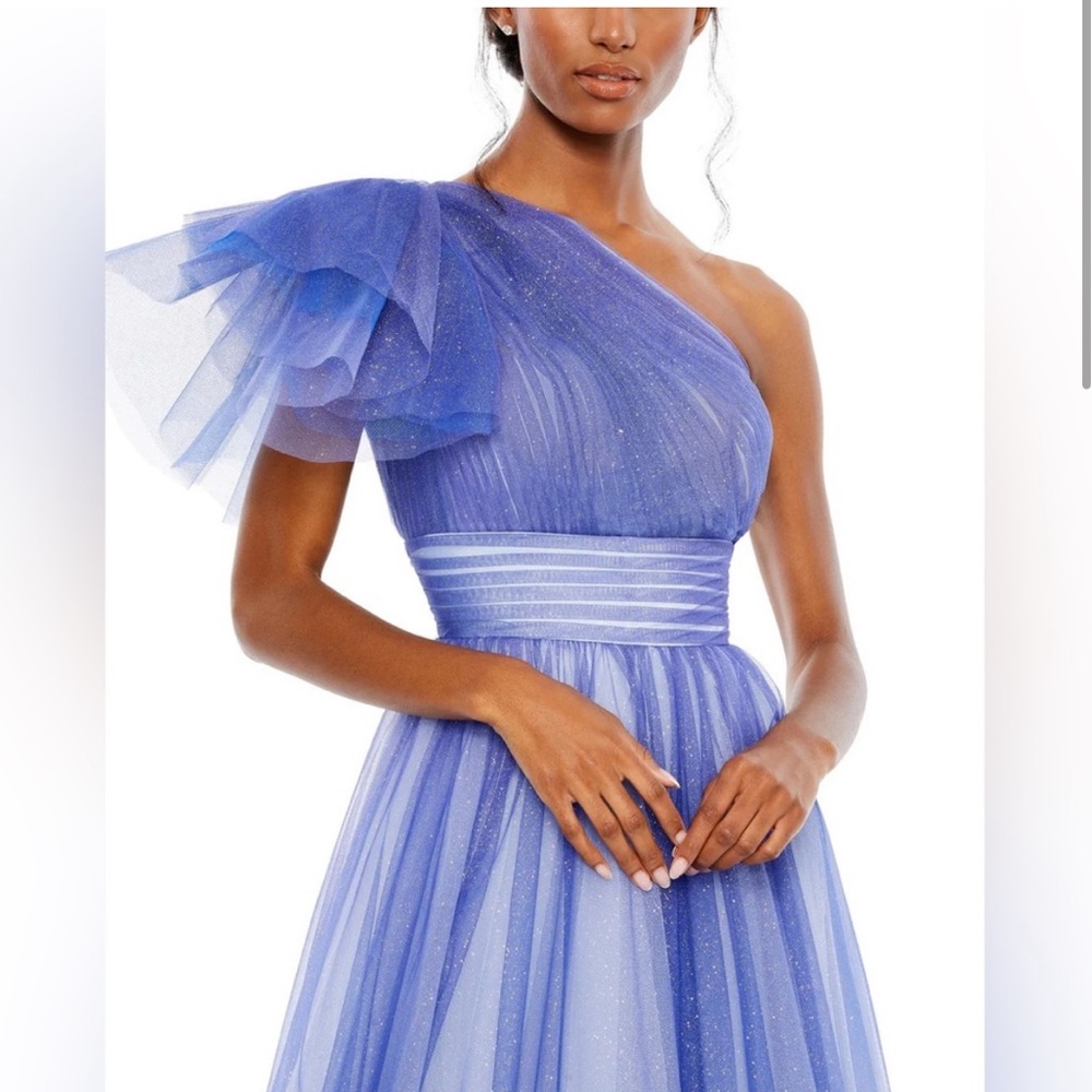 Mac Duggal beautiful dress 
Barely used 
Size 6 
Tailored for someone who is 5’7